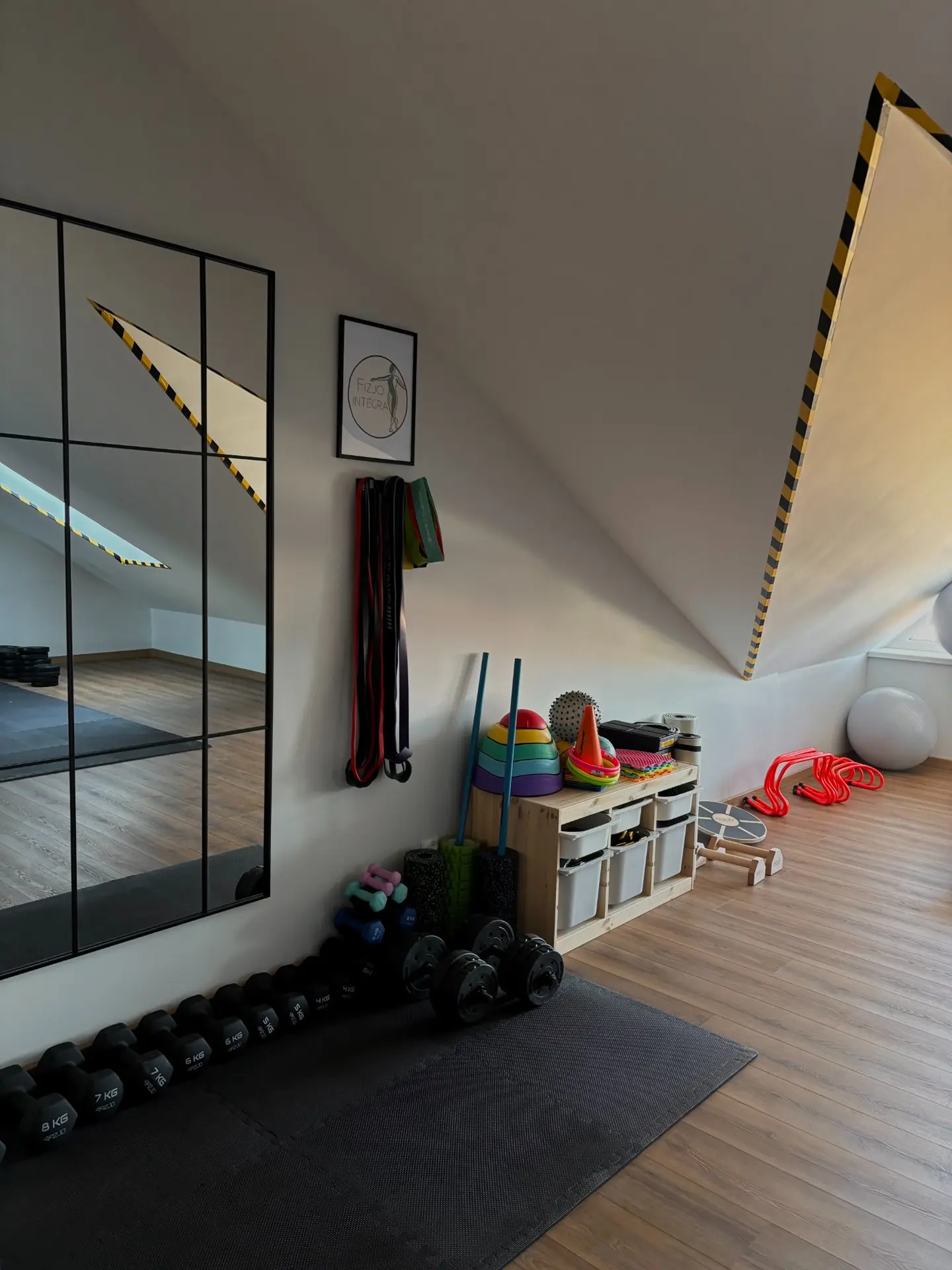 Wnętrze centrum - widok na strefę komunikacyjną i wejścia do gabinetów fizjoterapeutycznych